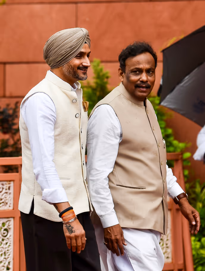 संसद परिसर की 10 अजब-गजब तस्वीरः साड़ी में गजब लगीं क्रिकेटर रिंकू सिंह की मैडम, धोती-कुर्ता में छा गए रवि किशन