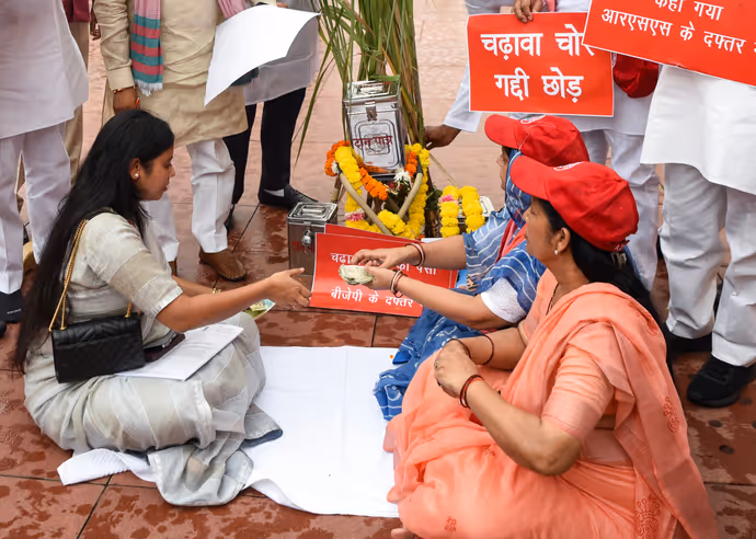 संसद परिसर की 10 अजब-गजब तस्वीरः साड़ी में गजब लगीं क्रिकेटर रिंकू सिंह की मैडम, धोती-कुर्ता में छा गए रवि किशन