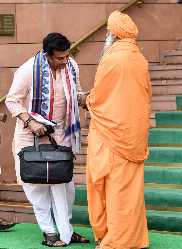 संसद परिसर की 10 अजब-गजब तस्वीरः साड़ी में गजब लगीं क्रिकेटर रिंकू सिंह की मैडम, धोती-कुर्ता में छा गए रवि किशन