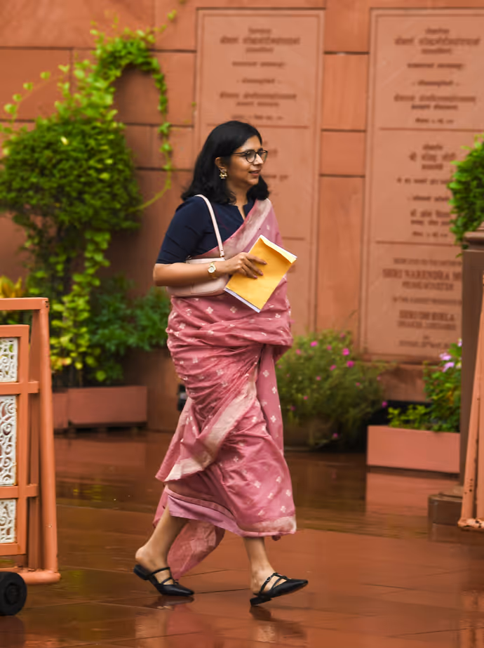 संसद परिसर की 10 अजब-गजब तस्वीरः साड़ी में गजब लगीं क्रिकेटर रिंकू सिंह की मैडम, धोती-कुर्ता में छा गए रवि किशन