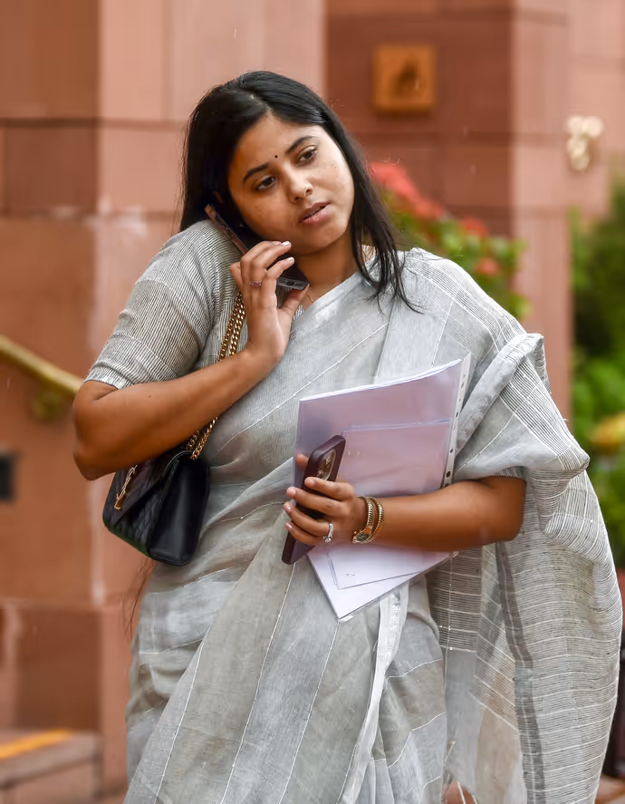 संसद परिसर की 10 अजब-गजब तस्वीरः साड़ी में गजब लगीं क्रिकेटर रिंकू सिंह की मैडम, धोती-कुर्ता में छा गए रवि किशन