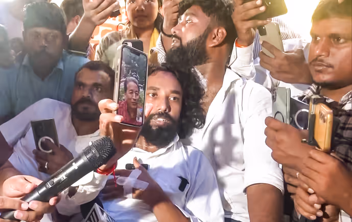 झारखंड में छात्रों का प्रोटेस्टः 5 PHOTOS में देखें कैसे Devendra Nath Mahato ने तोड़ा अनशन