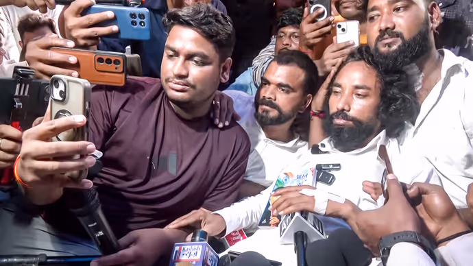 झारखंड में छात्रों का प्रोटेस्टः 5 PHOTOS में देखें कैसे Devendra Nath Mahato ने तोड़ा अनशन