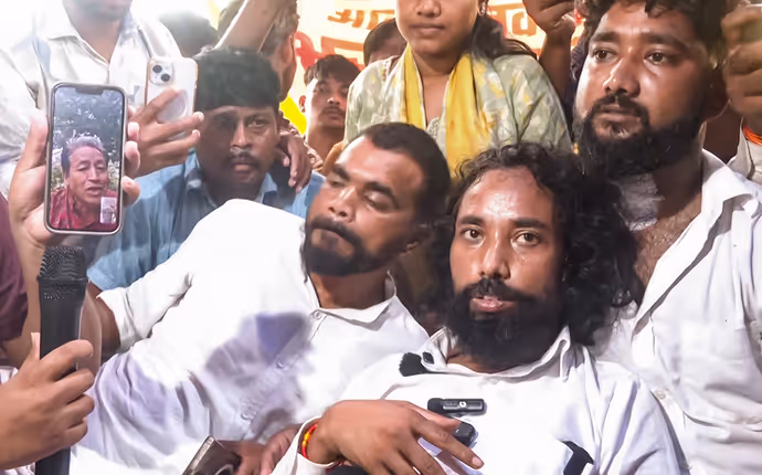 झारखंड में छात्रों का प्रोटेस्टः 5 PHOTOS में देखें कैसे Devendra Nath Mahato ने तोड़ा अनशन
