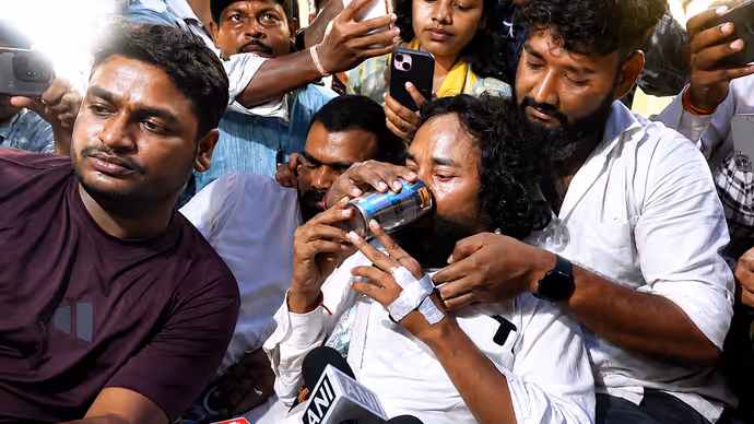 झारखंड में छात्रों का प्रोटेस्टः 5 PHOTOS में देखें कैसे Devendra Nath Mahato ने तोड़ा अनशन