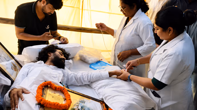 झारखंड में छात्रों का प्रोटेस्टः 5 PHOTOS में देखें कैसे Devendra Nath Mahato ने तोड़ा अनशन