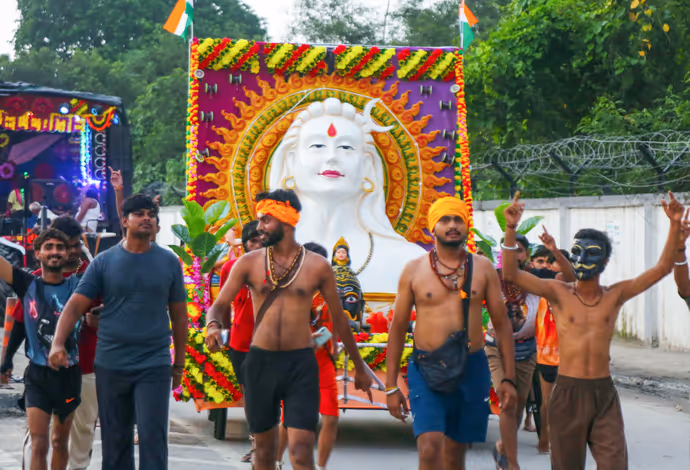 कांवड़ यात्रा की 10 तस्वीरः भक्त के कंधे पर बैठे 'भगवान शिव', दिल में उतर गई त्रिशूल-डमरू की फोटो
