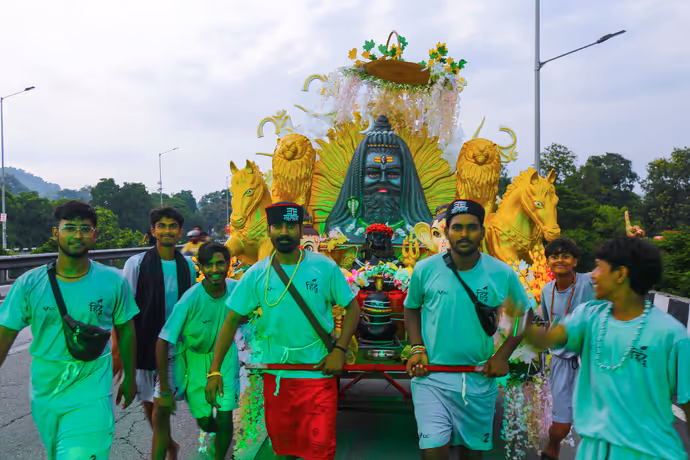 कांवड़ यात्रा की 10 तस्वीरः भक्त के कंधे पर बैठे 'भगवान शिव', दिल में उतर गई त्रिशूल-डमरू की फोटो