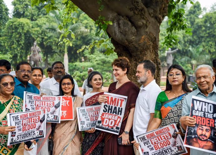 संसद परिसर में राहुल गांधी की 10 तस्वीरः कहीं पर अग्रेसन, कहीं पर दिखा भाई-बहन का प्यार