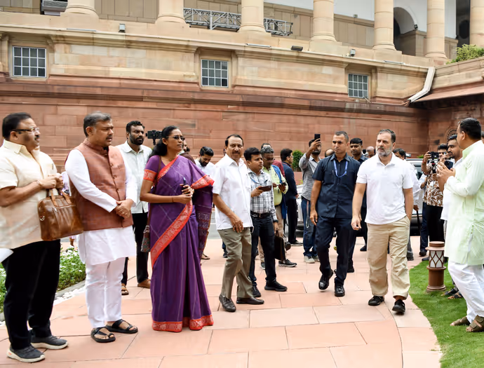 संसद परिसर में राहुल गांधी की 10 तस्वीरः कहीं पर अग्रेसन, कहीं पर दिखा भाई-बहन का प्यार
