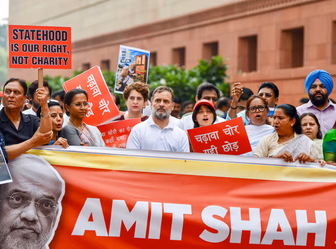 संसद परिसर में राहुल गांधी की 10 तस्वीरः कहीं पर अग्रेसन, कहीं पर दिखा भाई-बहन का प्यार