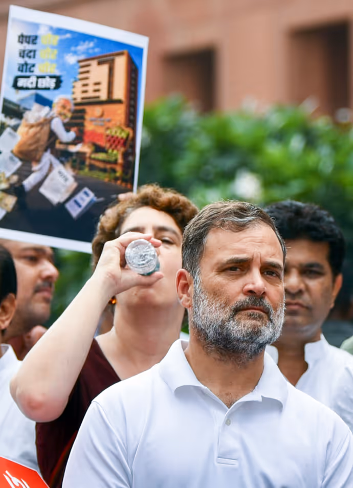 संसद परिसर में राहुल गांधी की 10 तस्वीरः कहीं पर अग्रेसन, कहीं पर दिखा भाई-बहन का प्यार
