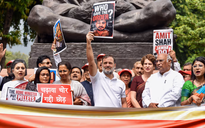 संसद परिसर में राहुल गांधी की 10 तस्वीरः कहीं पर अग्रेसन, कहीं पर दिखा भाई-बहन का प्यार