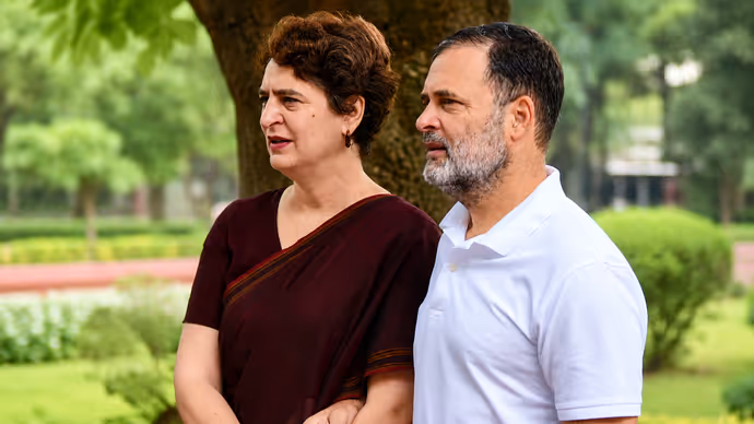 संसद परिसर में राहुल गांधी की 10 तस्वीरः कहीं पर अग्रेसन, कहीं पर दिखा भाई-बहन का प्यार