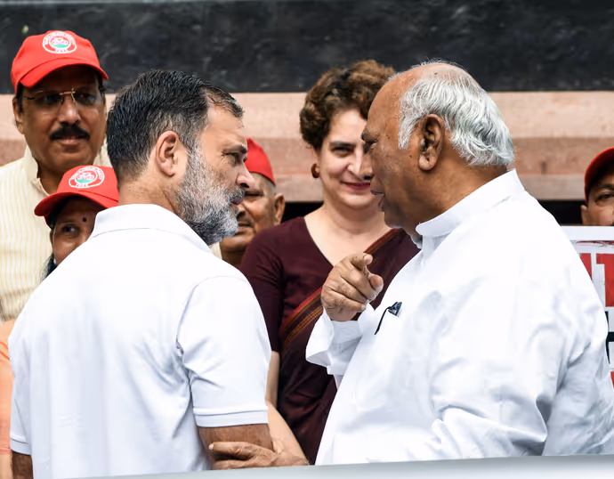 संसद परिसर में राहुल गांधी की 10 तस्वीरः कहीं पर अग्रेसन, कहीं पर दिखा भाई-बहन का प्यार