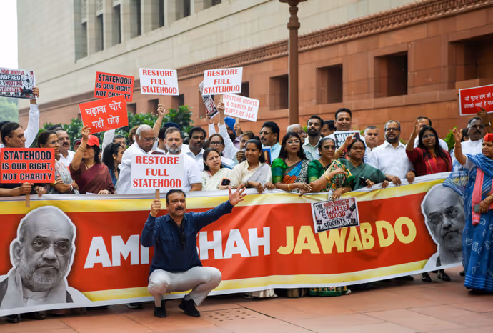 संसद परिसर में राहुल गांधी की 10 तस्वीरः कहीं पर अग्रेसन, कहीं पर दिखा भाई-बहन का प्यार