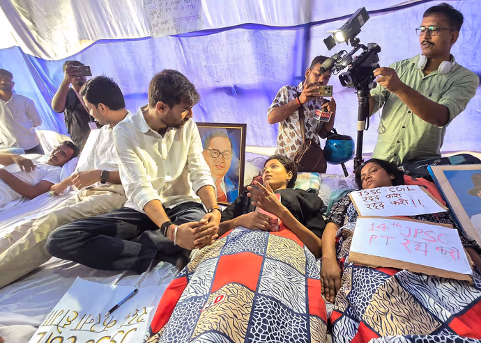 10 शहर...10 तस्वीरें, दिल्ली-मुंबई, रांची और पटना की सड़कों पर उतरे छात्र, पेपरलीक पर पूरे देश में बवाल