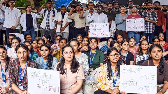 10 शहर...10 तस्वीरें, दिल्ली-मुंबई, रांची और पटना की सड़कों पर उतरे छात्र, पेपरलीक पर पूरे देश में बवाल