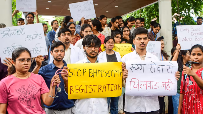 10 शहर...10 तस्वीरें, दिल्ली-मुंबई, रांची और पटना की सड़कों पर उतरे छात्र, पेपरलीक पर पूरे देश में बवाल