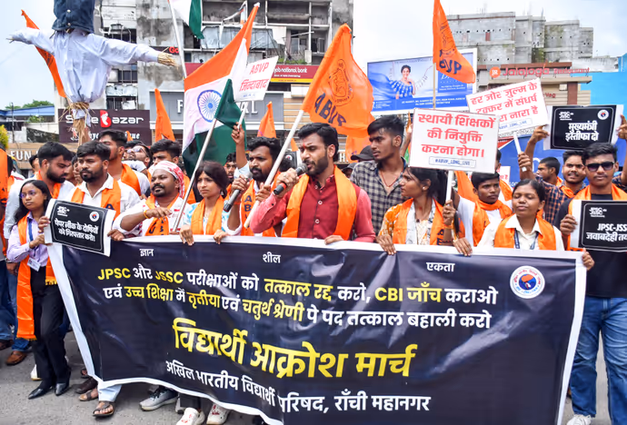10 शहर...10 तस्वीरें, दिल्ली-मुंबई, रांची और पटना की सड़कों पर उतरे छात्र, पेपरलीक पर पूरे देश में बवाल