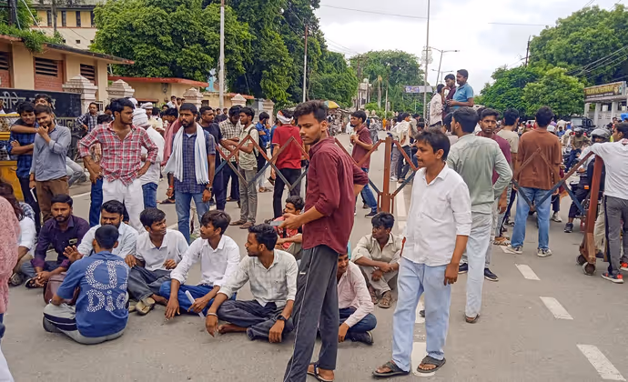 10 शहर...10 तस्वीरें, दिल्ली-मुंबई, रांची और पटना की सड़कों पर उतरे छात्र, पेपरलीक पर पूरे देश में बवाल