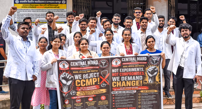 10 शहर...10 तस्वीरें, दिल्ली-मुंबई, रांची और पटना की सड़कों पर उतरे छात्र, पेपरलीक पर पूरे देश में बवाल