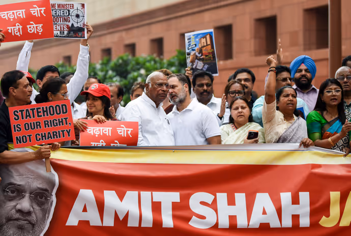 10 शहर...10 तस्वीरें, दिल्ली-मुंबई, रांची और पटना की सड़कों पर उतरे छात्र, पेपरलीक पर पूरे देश में बवाल