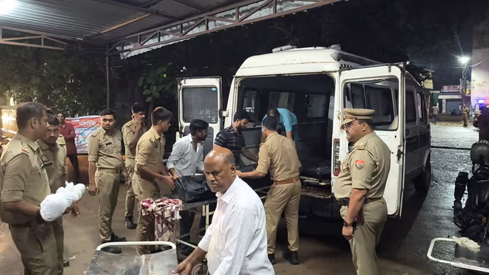 UP में उजड़ गया पूरा परिवार! 100 साल पुराना मकान ढहा, 6 की मौत...देखें 8 दिल दहला देने वाली तस्वीरें