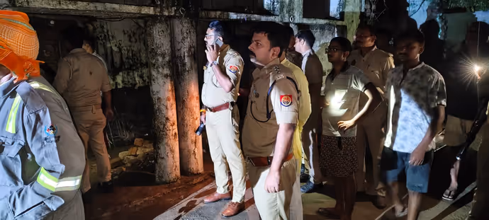 UP में उजड़ गया पूरा परिवार! 100 साल पुराना मकान ढहा, 6 की मौत...देखें 8 दिल दहला देने वाली तस्वीरें