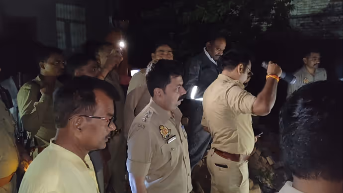 UP में उजड़ गया पूरा परिवार! 100 साल पुराना मकान ढहा, 6 की मौत...देखें 8 दिल दहला देने वाली तस्वीरें