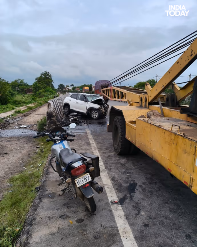 अतीक के घर एक और तबाही: भाई अली से मिलने निकला था अबान, और फिर...देखें 7 खौफनाक तस्वीरें