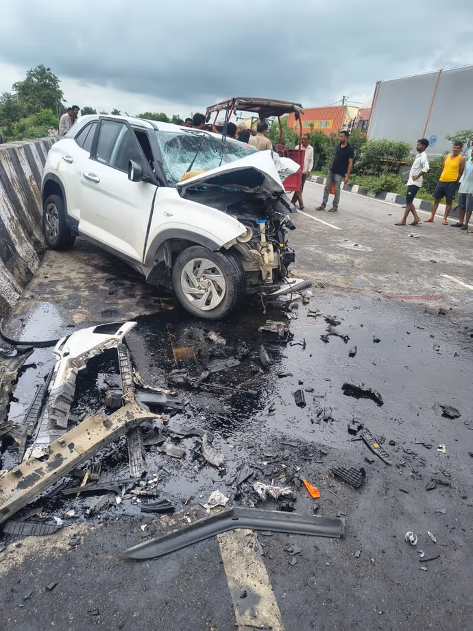 अतीक के घर एक और तबाही: भाई अली से मिलने निकला था अबान, और फिर...देखें 7 खौफनाक तस्वीरें