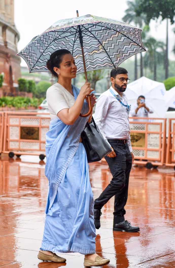 संसद में कंगना का रॉयल एंट्री लुक! ब्लू साड़ी और ब्लू छाते ने खींचा सबका ध्यान, देखें 5 Photos