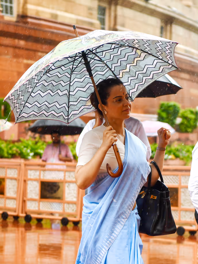 संसद में कंगना का रॉयल एंट्री लुक! ब्लू साड़ी और ब्लू छाते ने खींचा सबका ध्यान, देखें 5 Photos