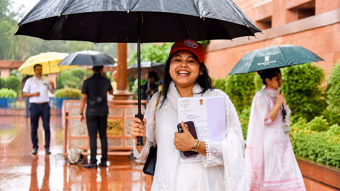 हाथ में छाता, सिर पर कैप और प्यारी मुस्कान...5 PHOTOS में देखें संसद पहुंची रिंकू सिंह की मंगेतर का लुक