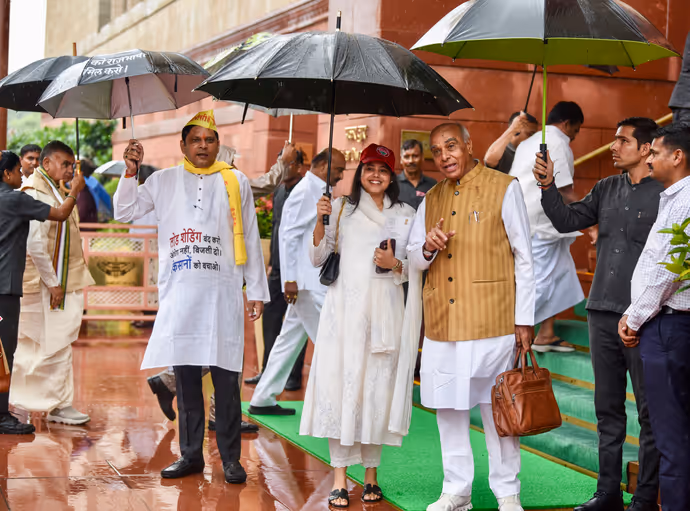 हाथ में छाता, सिर पर कैप और प्यारी मुस्कान...5 PHOTOS में देखें संसद पहुंची रिंकू सिंह की मंगेतर का लुक