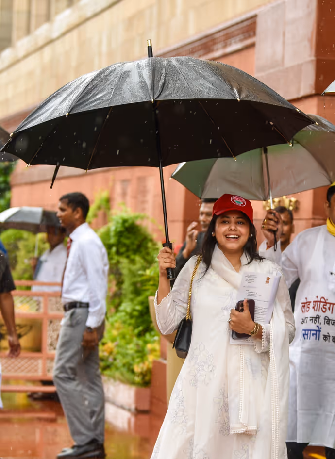 हाथ में छाता, सिर पर कैप और प्यारी मुस्कान...5 PHOTOS में देखें संसद पहुंची रिंकू सिंह की मंगेतर का लुक