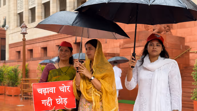 हाथ में छाता, सिर पर कैप और प्यारी मुस्कान...5 PHOTOS में देखें संसद पहुंची रिंकू सिंह की मंगेतर का लुक