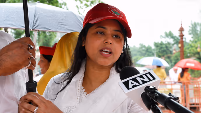 हाथ में छाता, सिर पर कैप और प्यारी मुस्कान...5 PHOTOS में देखें संसद पहुंची रिंकू सिंह की मंगेतर का लुक