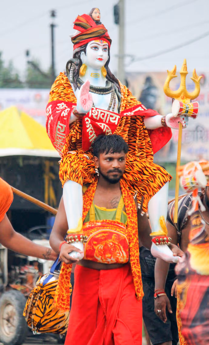 सावन में शिवभक्ति के अनोखे रंग: कहीं कार पर सवार हुए 'भोलेनाथ' तो कहीं पालकी में दिखे बुजुर्ग दंपति