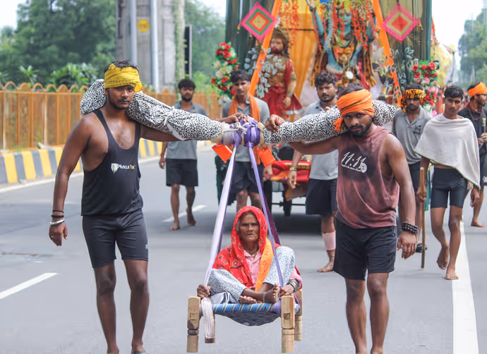 सावन में शिवभक्ति के अनोखे रंग: कहीं कार पर सवार हुए 'भोलेनाथ' तो कहीं पालकी में दिखे बुजुर्ग दंपति