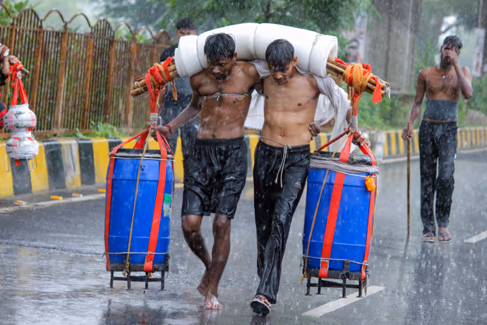 सावन में शिवभक्ति के अनोखे रंग: कहीं कार पर सवार हुए 'भोलेनाथ' तो कहीं पालकी में दिखे बुजुर्ग दंपति