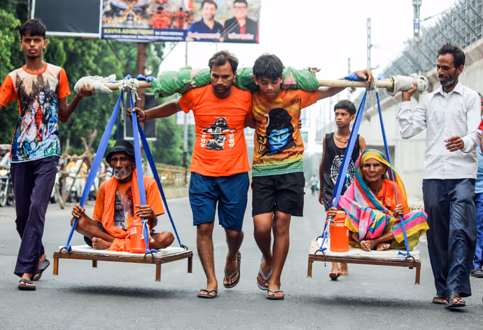 सावन में शिवभक्ति के अनोखे रंग: कहीं कार पर सवार हुए 'भोलेनाथ' तो कहीं पालकी में दिखे बुजुर्ग दंपति