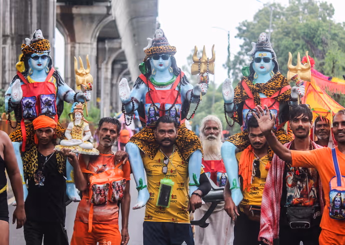 सावन में शिवभक्ति के अनोखे रंग: कहीं कार पर सवार हुए 'भोलेनाथ' तो कहीं पालकी में दिखे बुजुर्ग दंपति