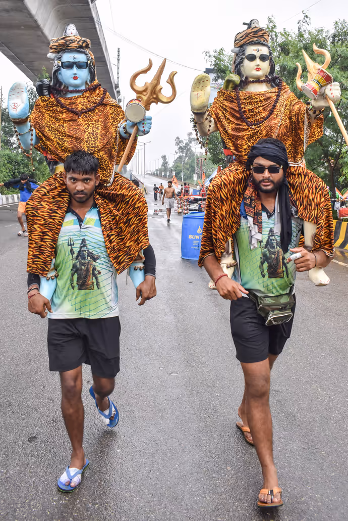 सावन में शिवभक्ति के अनोखे रंग: कहीं कार पर सवार हुए 'भोलेनाथ' तो कहीं पालकी में दिखे बुजुर्ग दंपति