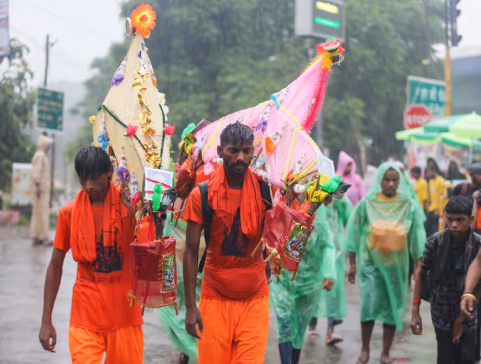 सावन में शिवभक्ति के अनोखे रंग: कहीं कार पर सवार हुए 'भोलेनाथ' तो कहीं पालकी में दिखे बुजुर्ग दंपति