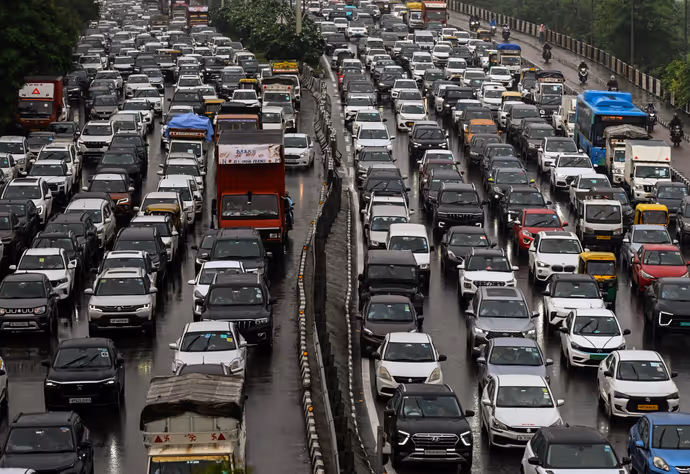 ऋषिकेश में उफनती गंगा का रौद्र रूप, 10 तस्वीरों में देखें दिल्ली NCR में बारिश का कहर