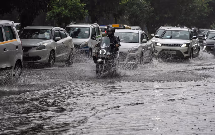 ऋषिकेश में उफनती गंगा का रौद्र रूप, 10 तस्वीरों में देखें दिल्ली NCR में बारिश का कहर
