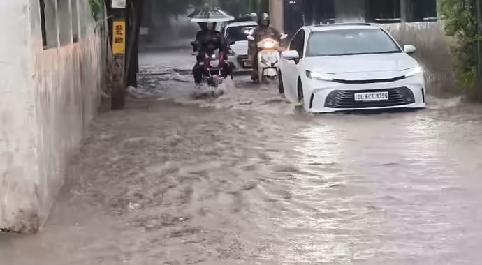 ऋषिकेश में उफनती गंगा का रौद्र रूप, 10 तस्वीरों में देखें दिल्ली NCR में बारिश का कहर