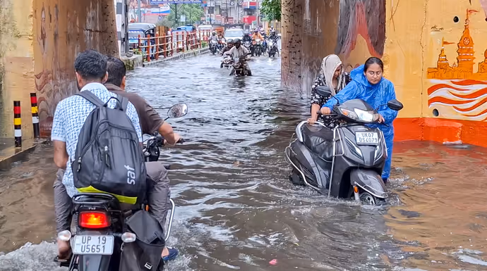 ऋषिकेश में उफनती गंगा का रौद्र रूप, 10 तस्वीरों में देखें दिल्ली NCR में बारिश का कहर